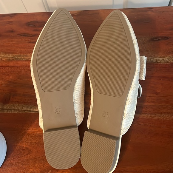 Flat, slip on sandal shoes. NWOT Straw lining material. - Picture 6 of 7
